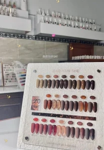 Chart warna nail art gel dengan banyak pilihan warna kuku dari nude, coklat, hingga merah yang dipajang di salon nail art.